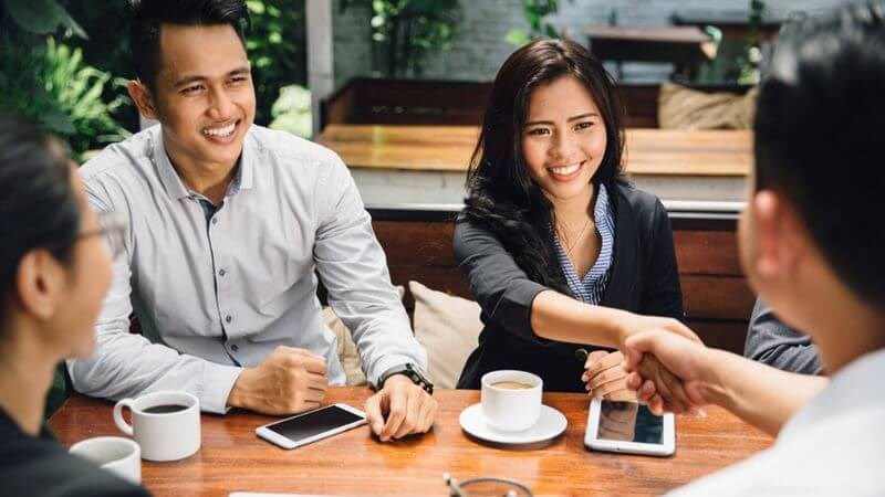 Giai đoạn ủ bệnh không có triệu chứng, nên người bệnh vẫn sinh hoạt và giao tiếp bình thường