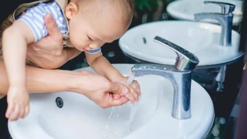 Tắm rửa, giữ vệ sinh có thể giúp bệnh thủy đậu nhanh lành