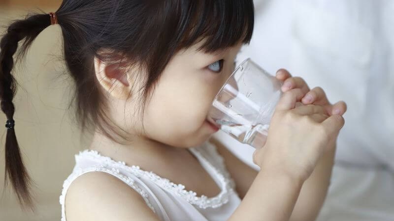 Người bệnh nên uống nhiều nước để bù lại nước mất đi