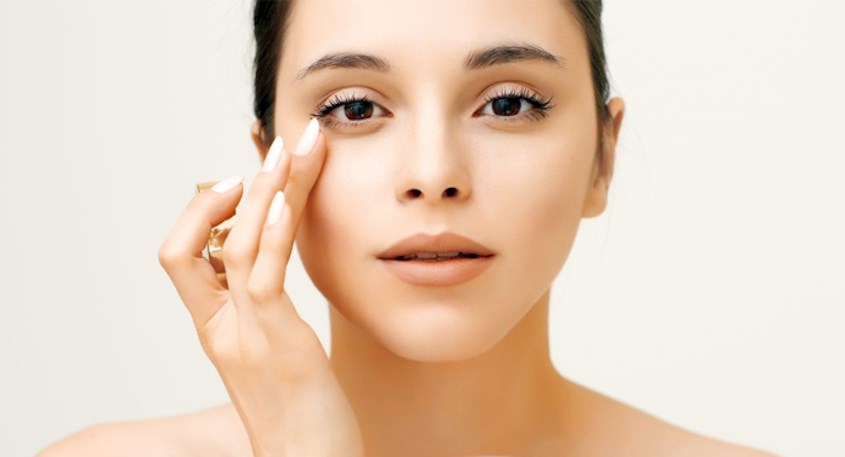 Dùng gel lô hội Nature Republic dưỡng mắt