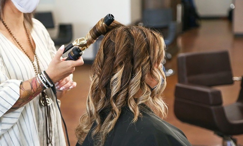 Nguyên nhân khiến tóc chẻ ngọn là lạm dụng hoá chất làm đẹp tóc