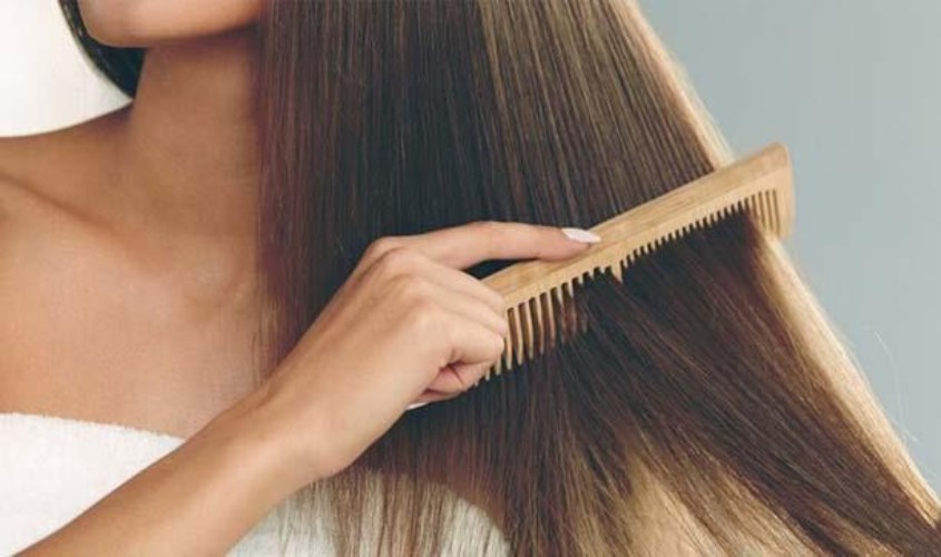 Chải tóc nhẹ nhàng với lược có răng thưa