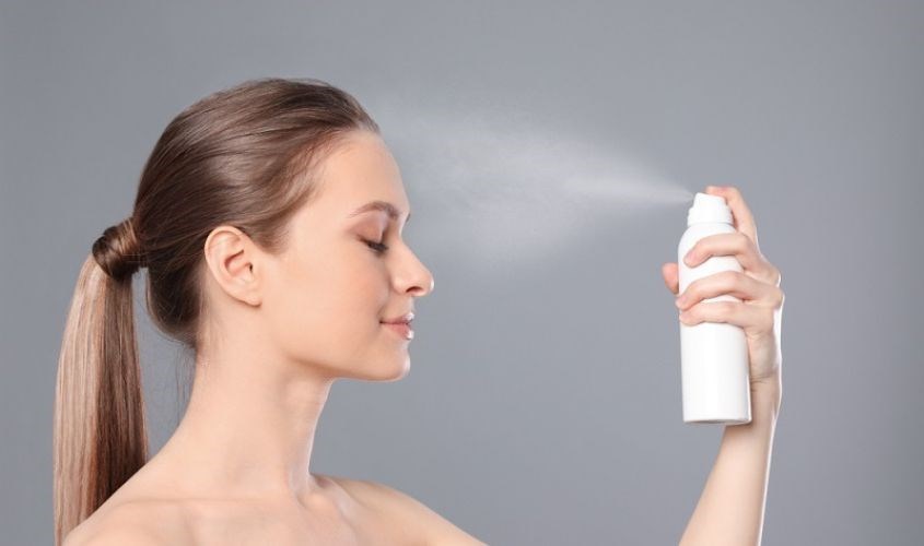 Xịt khoáng vào mùa đông giúp cấp ẩm và kiềm dầu hiệu quả cho da