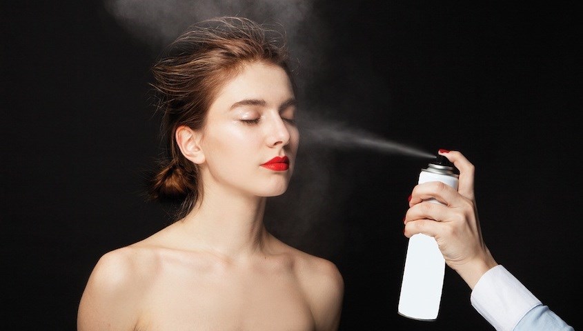 Xịt khoáng giúp giữ lớp trang điểm bền màu và lâu trôi