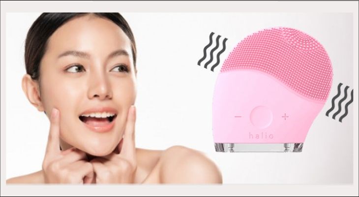 Máy rửa mặt và massage Halio Baby Pink sử dụng sóng siêu âm tạo để truyền các xung âm vào da