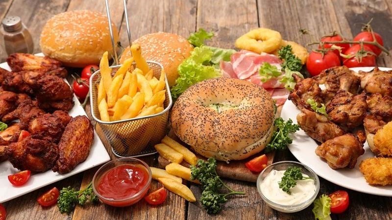 Các món ăn nhanh thường chứa nhiều dầu mỡ không tốt cho người đang bị trào ngược dạ dày thực quản