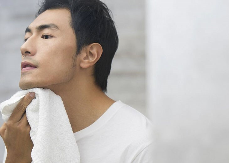 Sử dụng máy rửa mắt giúp lượng dầu tiết ra vừa phải 