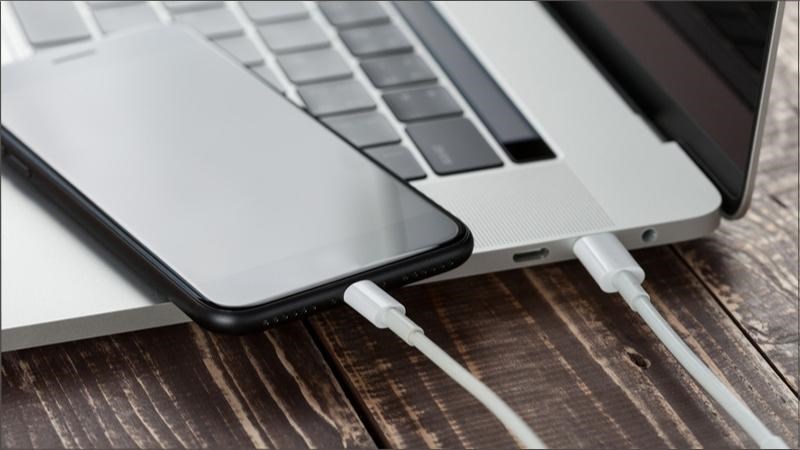 Sử dụng cáp Lightning để kết nối iPhone với máy tính đã bật iTunes Sử dụng cáp Lightning để kết nối iPhone với máy tính đã bật iTunes