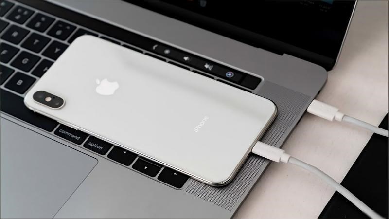 Sử dụng cáp Lightning để kết nối iPhone với máy tính đã bật iTunes Sử dụng cáp Lightning để kết nối iPhone với máy tính đã bật iTunes