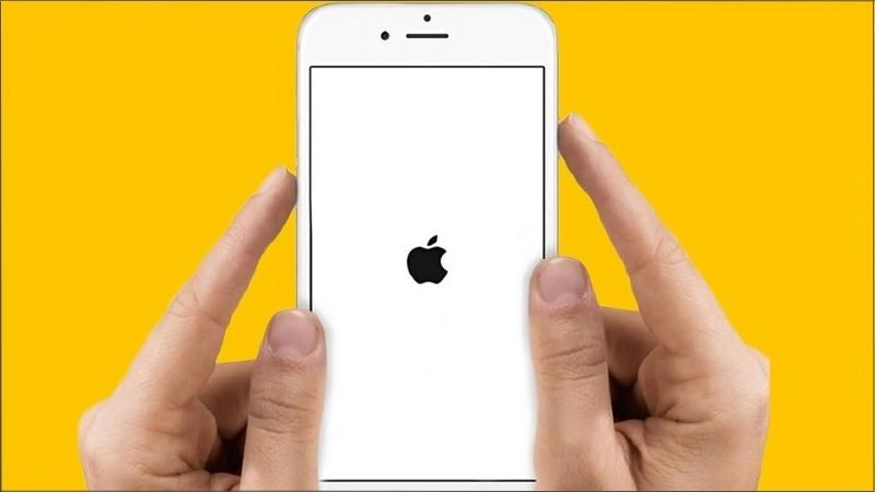 Nhấn giữ đồng thời hai nút Nguồn và Giảm âm lượng đến khi màn hình iPhone tắt hẳn Nhấn giữ đồng thời hai nút Nguồn và Giảm âm lượng đến khi màn hình iPhone tắt hẳn