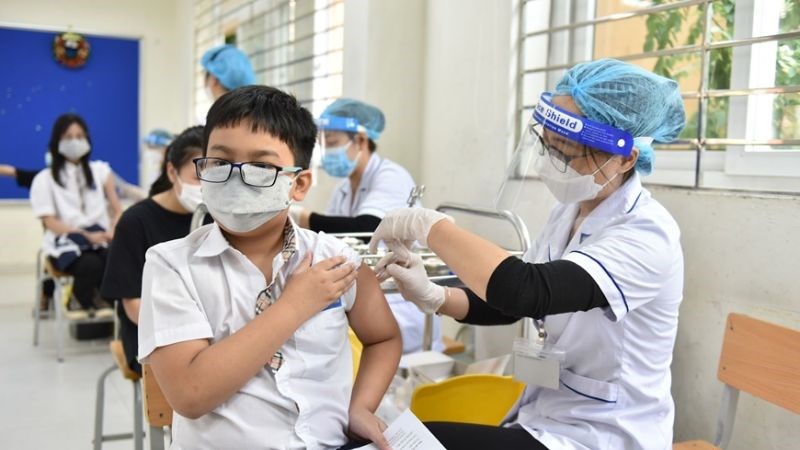 Sau khi tiêm cần ở lại trung tâm tiêm chủng ít nhất 30 phút để theo dõi