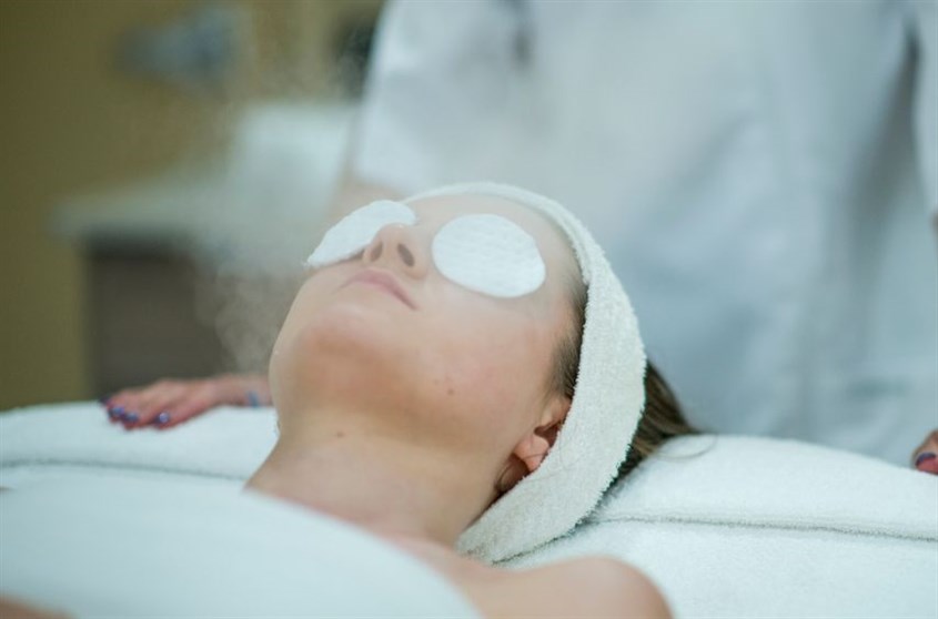 Hướng dẫn cách chăm sóc da mặt bị mụn đầu đen