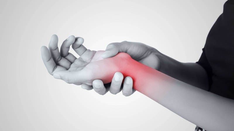 Suy giáp làm xuất hiện tình trạng tê cứng cánh tay