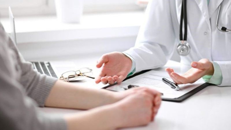Khi xuất hiện các dấu hiệu bệnh tuyến giáp nên đến gặp bác sĩ để được thăm khám và điều trị