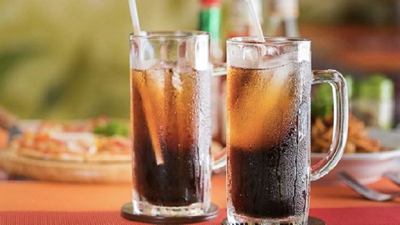 Người bị bệnh cao huyết áp nên tránh uống nước có ga và chất kích thích