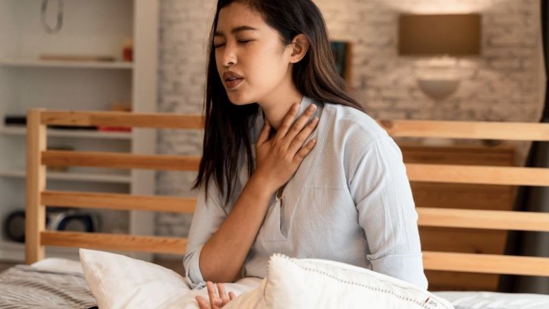 Liên hệ ngay với bác sĩ khi có dấu hiệu đau đầu, thở hụt hơi