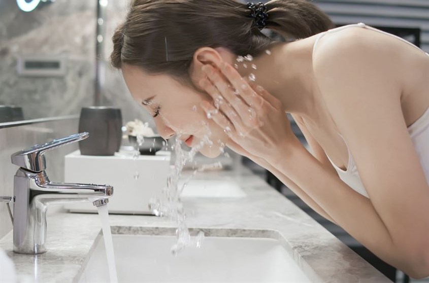 Cách chăm sóc da mặt sau khi sinh mổ tại nhà