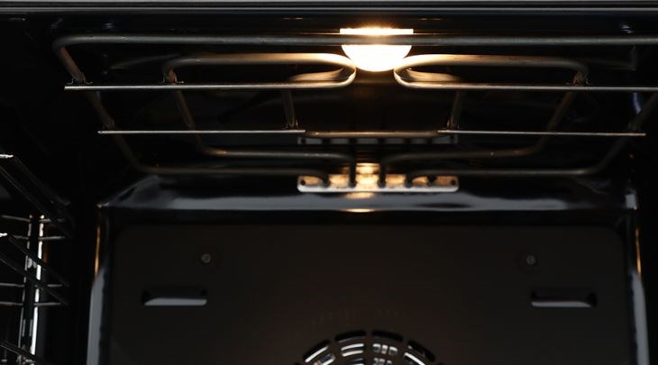 Lò nướng âm Bosch HBG634BB1B 71 lít có trang bị đèn halogen giúp chiếu sáng tốt bên trong khoang lò