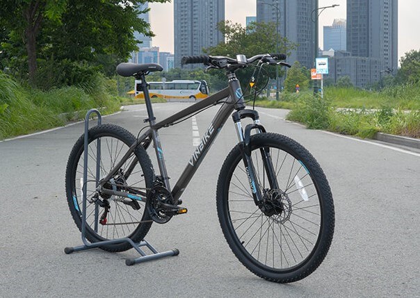 Xe đạp địa hình VinBike Lava 1 được trang bị yên xe Vinbike bọc da êm ái, mang lại sự ổn định và thoải mái suốt hành trình Xe đạp địa hình VinBike Lava 1 được trang bị yên xe Vinbike bọc da êm ái, mang lại sự ổn định và thoải mái suốt hành trình