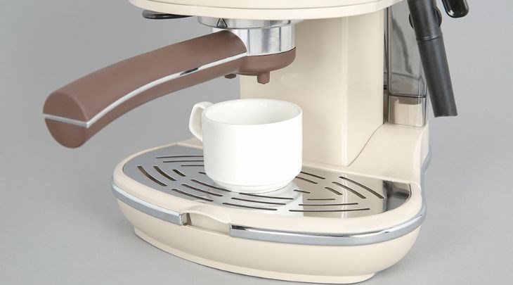  Máy pha cà phê Delonghi ECOV311.BG có đi kèm phin lọc đôi và phin lọc đơn, giúp lọc cà phê trong vắt, không lẫn cặn