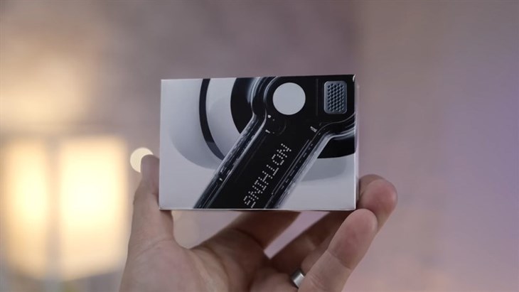 Nothing Ear (2) sở hữu hộp đựng có kích thước nhỏ gọn, mặt trên in logo Nothing tinh tế Nothing Ear (2) sở hữu hộp đựng có kích thước nhỏ gọn, mặt trên in logo Nothing tinh tế