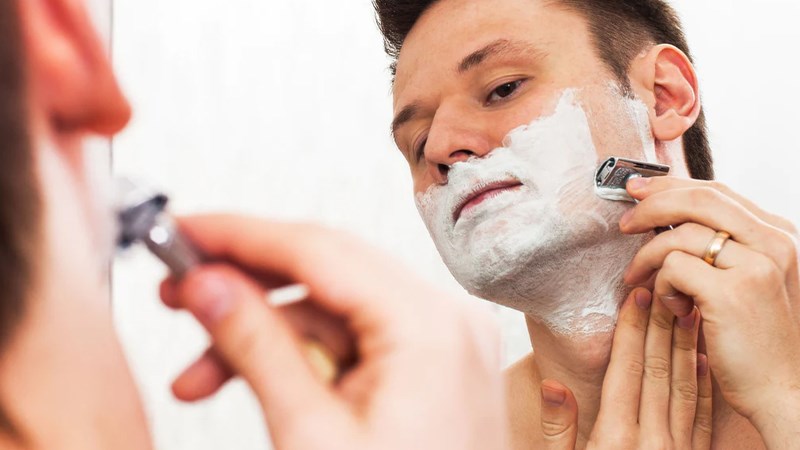 Tránh cạo râu quá thường xuyên để không gây ra tình trạng viêm nang lông Tránh cạo râu quá thường xuyên để không gây ra tình trạng viêm nang lông