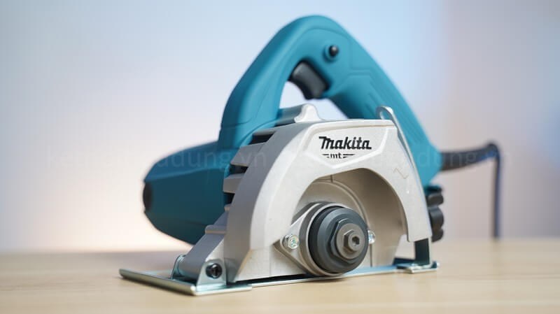 Máy cắt gạch Makita M4100B 1200W thích hợp sử dụng trong công việc xây dựng và trang trí nhà cửa