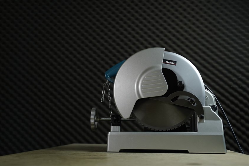 Máy cắt kim loại Makita LC1230 1750W có tốc độ không tải 1700 vòng/phút có thể đáp ứng khả năng các các vật liệu như ống tròn, ống vuông,... bằng kim loại