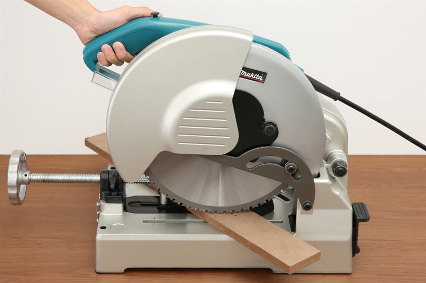 Máy cắt kim loại Makita LC1230 1750W có đường kính đĩa mài 30.5cm thích hợp gia công các vật liệu lớn và dày