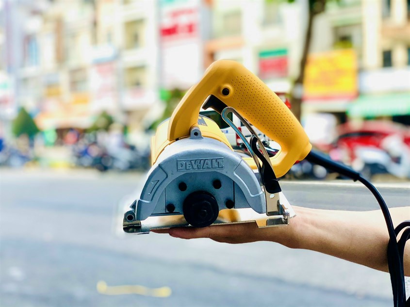 Máy cắt gạch Dewalt DW862-B1 có đường kính tay cầm hơi to Máy cắt gạch Dewalt DW862-B1 có đường kính tay cầm hơi to