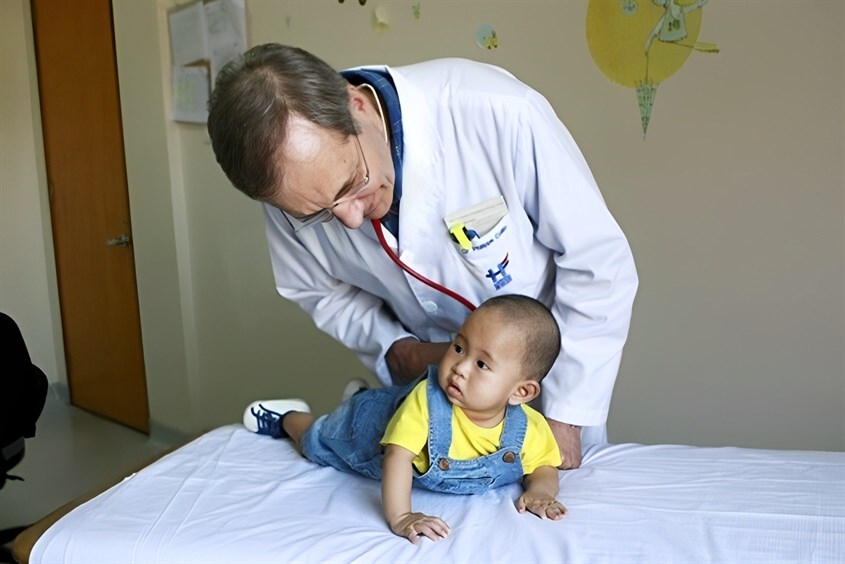 Bác sĩ Phillippe Collin là một trong những bác sĩ nhi giỏi ở Hà Nội