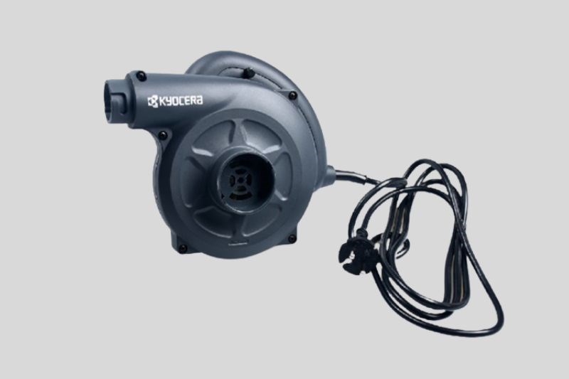 Máy thổi khí Kyocera ABL3500 630W có màu xanh đen làm chủ đạo tạo cảm giác cứng cáp