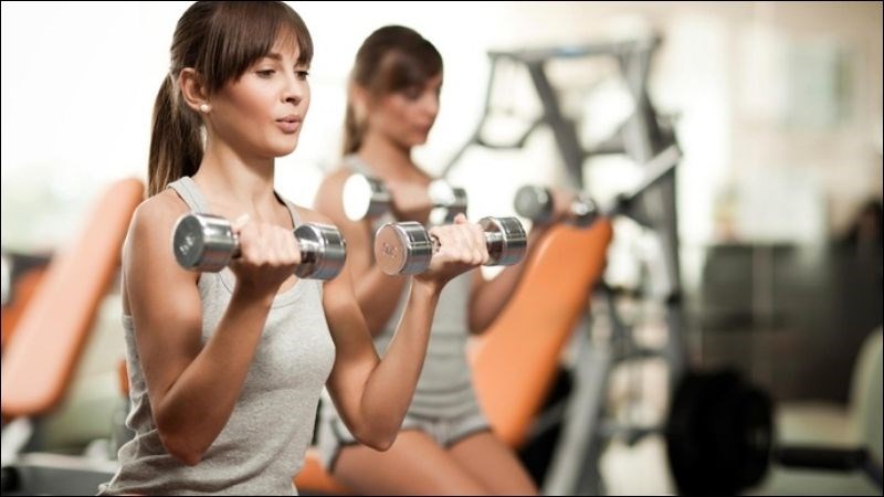 Kết hợp nâng tạ mỗi ngày giúp rèn luyện sức đề kháng và tăng khối lượng cơ