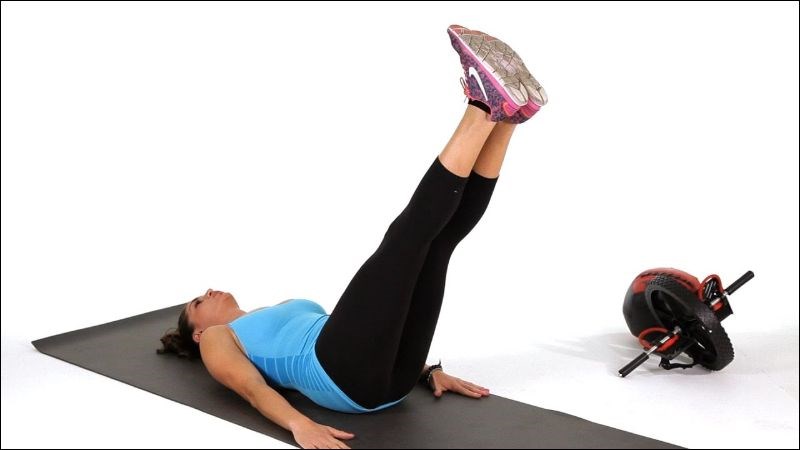 Bài tập nâng chân (Leg drops) mang lại hiệu quả cao trong việc giảm mỡ bụng.
