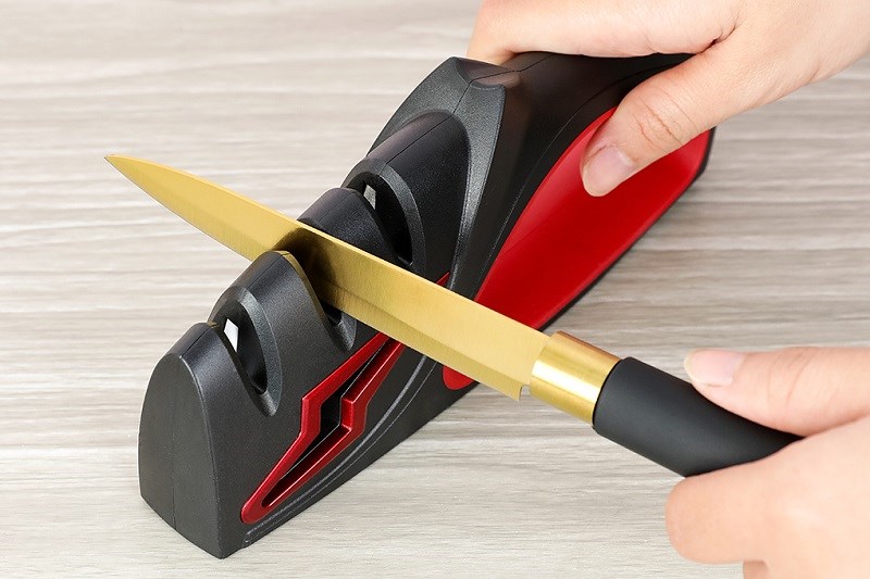 Dụng cụ mài dao Delites LD-SP020 nổi bật với thiết kế đỏ đen tạo sự sang trọng, sạch sẽ