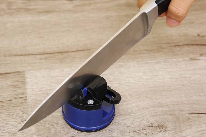 Dụng cụ mài dao BHX KN-018 sở hữu thiết kế nhỏ gọn với màu sắc bắt mắt, dễ dàng lau chùi
