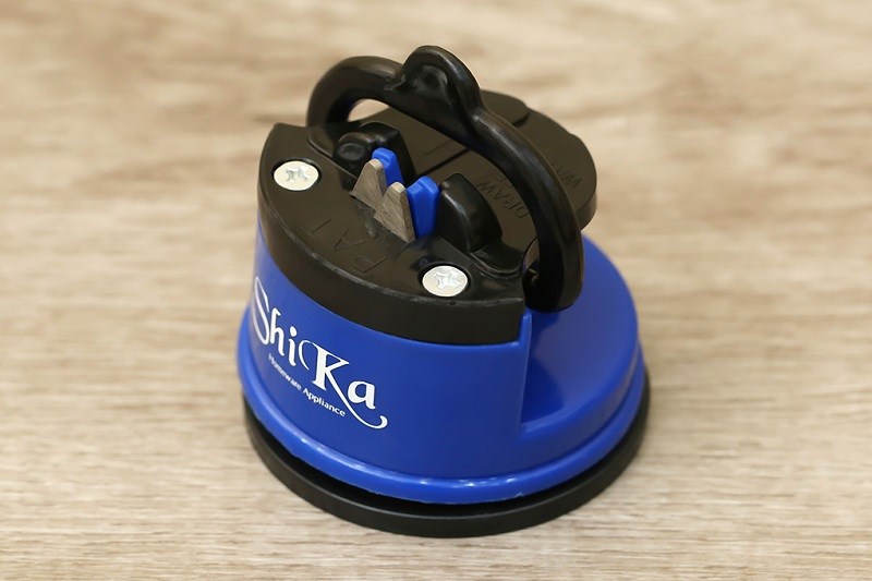 Dụng cụ mài dao Shika SK-4010 sở hữu thiết kế màu xanh dương sang trọng cùng với lỗ móc treo tiện lợi