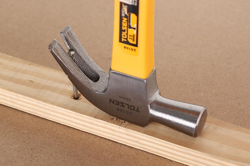 Búa sừng dê đầu thép cán nhựa Tolsen 25158 chắc chắn, chống gỉ với chất liệu được làm từ thép carbon và thép thủy tinh 25mm