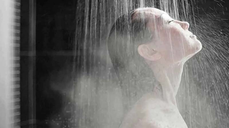 Tắm nước ấm giúp bạn giảm cảm giác ngứa khi nổi mề đay.