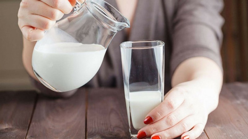 Uống sữa không tạp chất giảm cảm giác thèm ăn.