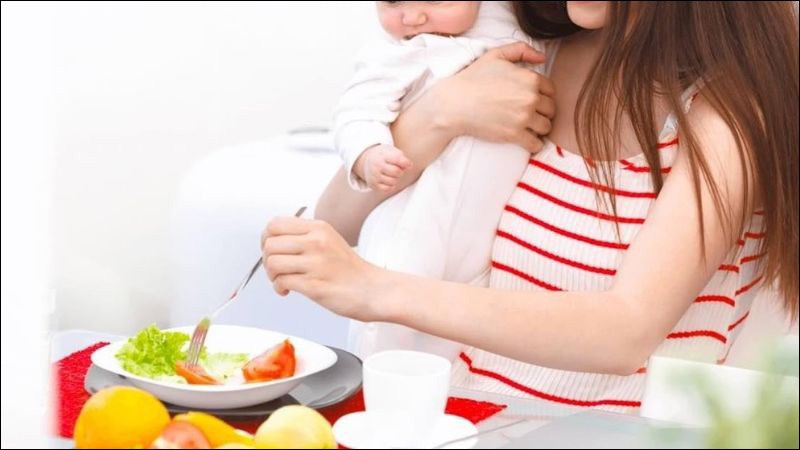 Mẹ bỉm cần ăn uống đầy đủ dinh dưỡng để nuôi dưỡng tóc