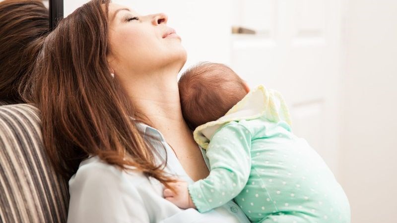 Thay đổi tâm sinh lý sau sinh là nguyên nhân gây rụng tóc ở phụ nữ sau sinh
