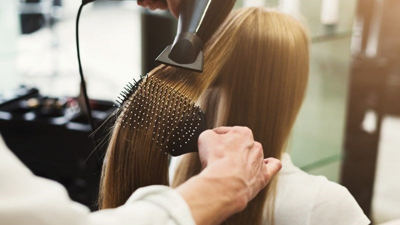 Tránh để tóc tiếp xúc nhiệt và hóa chất khi đang bị rụng tóc sau sinh