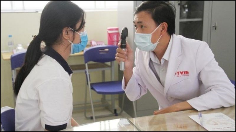 Đến gặp b&aacute;c sĩ nếu ngứa mắt k&egrave;m theo tiết dịch hoặc sưng mắt