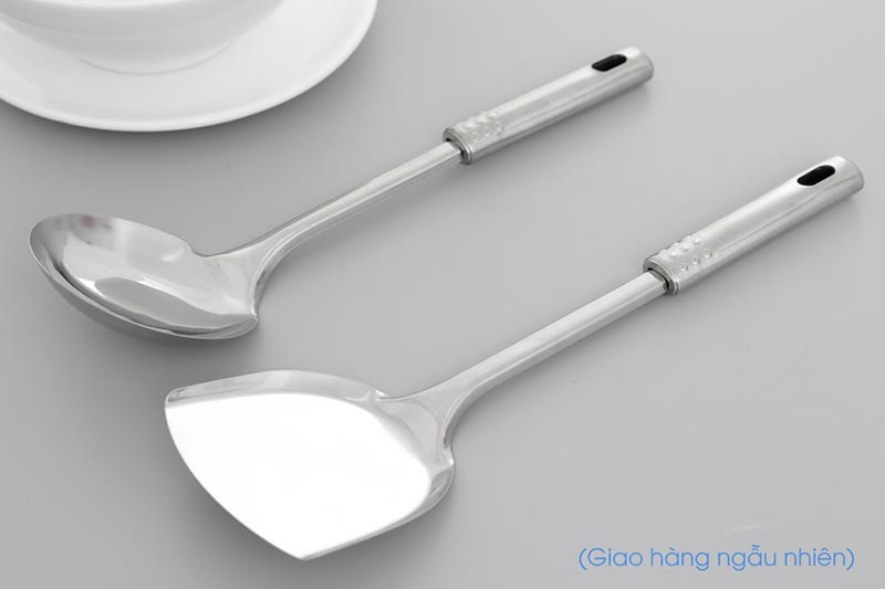 Vá sạn inox Delites giá 10,000 đồng/1 cái có kích thước 30 cm, tiện cầm nắm và sử dụng