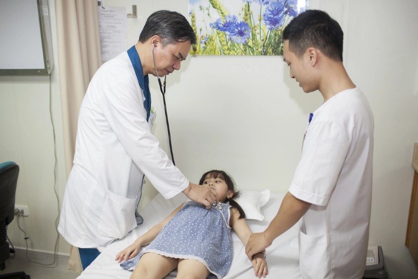 Bác sĩ Huỳnh Văn Lộc luôn tận tâm với bệnh nhân