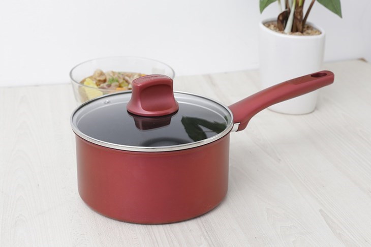 Quánh nhôm chống dính nắp kính 20cm Tefal C6822472 có đường kính 20 cm, phù hợp với gia đình 3 - 4 người