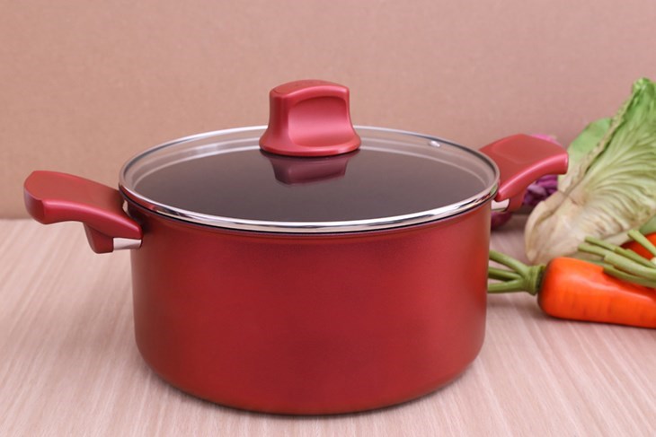 Nồi nhôm chống dính nắp kính 24cm Tefal C6824672 được làm bằng nhôm phủ chống dính Titanium