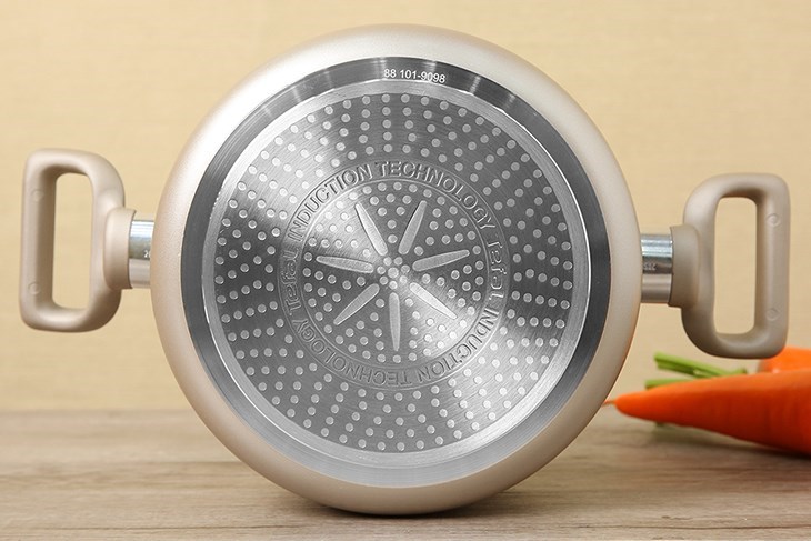 Nồi nhôm chống dính nắp kính 20cm Tefal H9104414 thiết kế đáy nồi phẳng, khả năng truyền nhiệt tốt