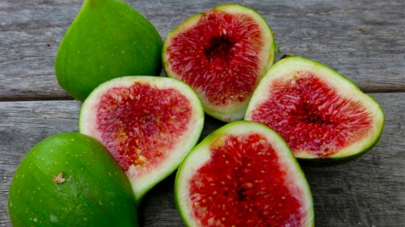 Sung có hình dạng quả lê, khi chín có màu cam ánh đỏ